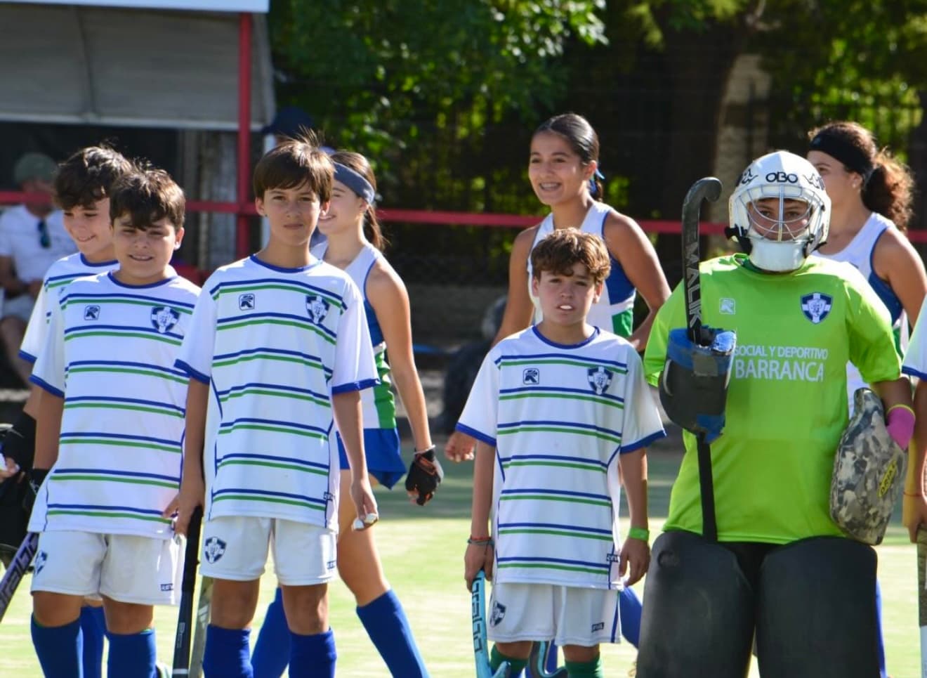 Jugadoras y jugadores de las categorías formativas salen a la cancha antes de un partido.