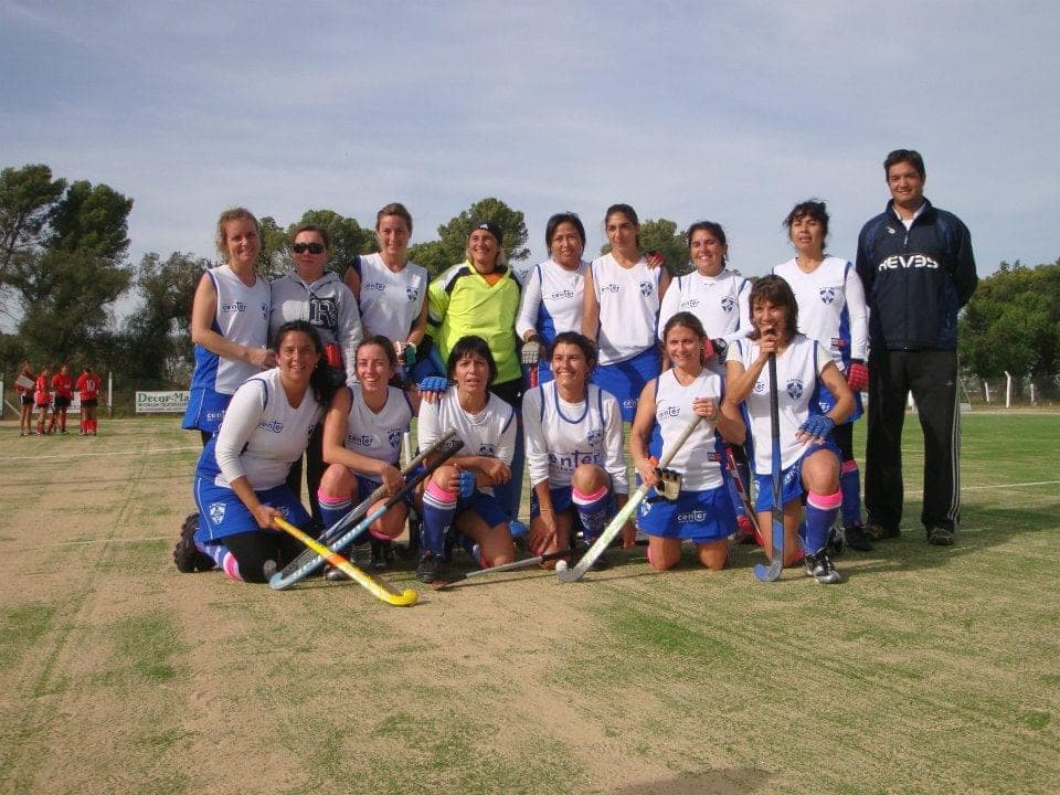 El equipo de Mamis posa con sus palos en la cancha antes de jugar.