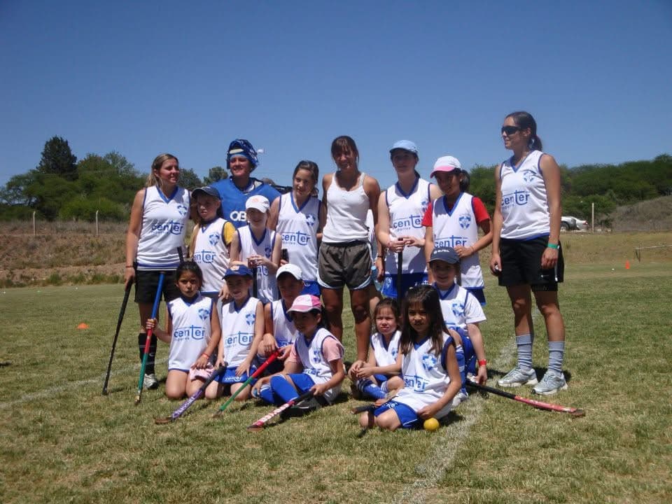 Las jugadoras de las categorías infantiles posan con sus palos junto a las entrenadoras.